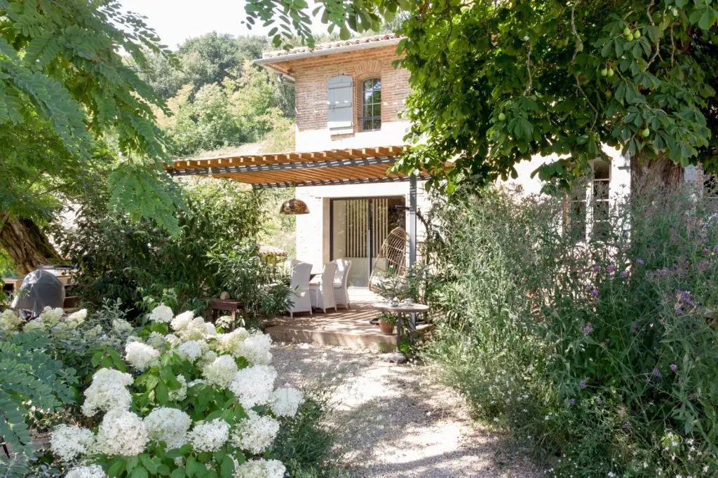 Cap de Rivière : la maison de maître vue depuis le jardin fleuri