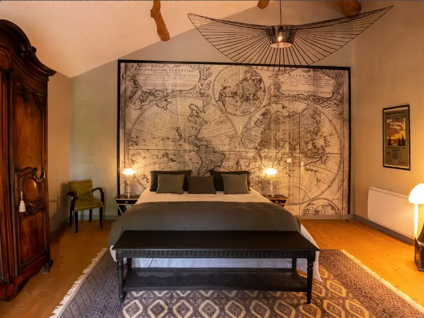 Cap de Rivière : chambre avec papier peint à motif de carte ancienne