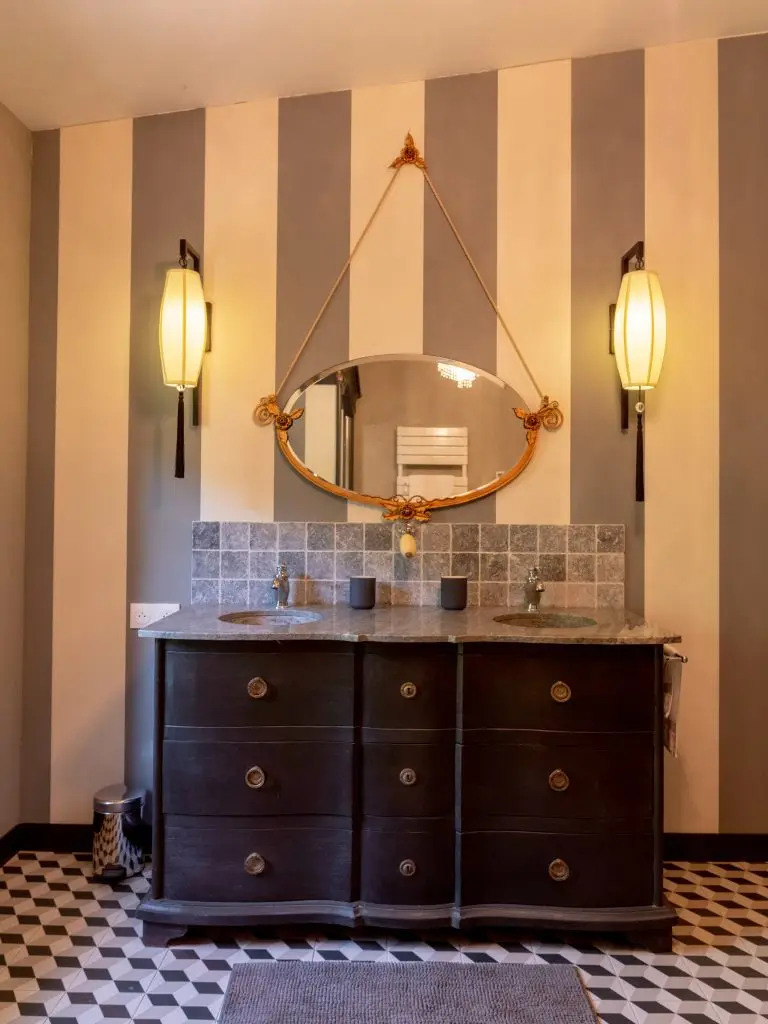 Cap de Rivière : salle de bains avec commode ancienne transformée en meuble vasque