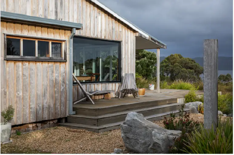 Maison en bois avec terrasse ouverte sur la nature