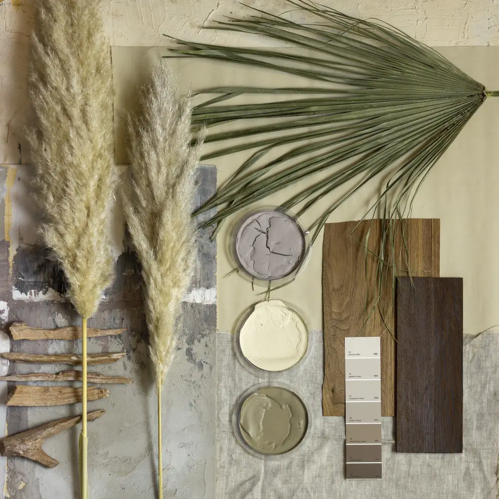 Planche d’ambiance avec herbes séchées, palme, échantillons de bois et de peinture