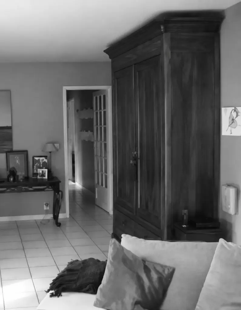 Pakita avant travaux : le salon et son armoire ancienne