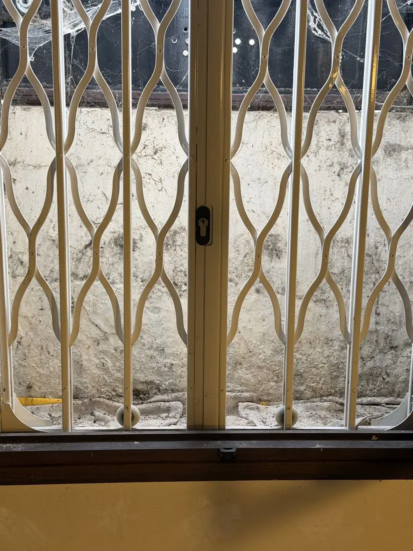 Puits de fenêtre de cave d’une maison ancienne à Bordeaux